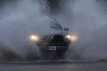 Carretera anegada tras intensas lluvias en San Antonio.
