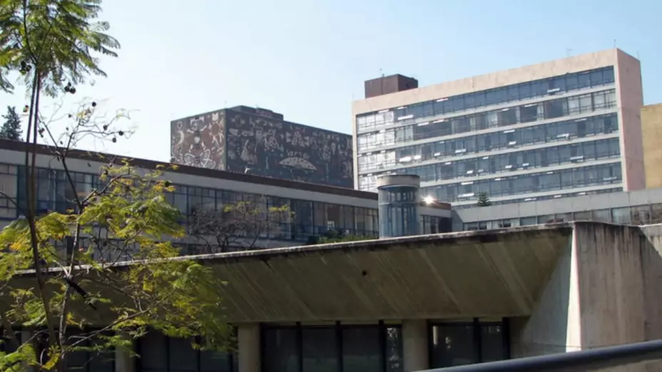 Edificio principal de la Facultad de Filosofía y Letras de la UNAM.