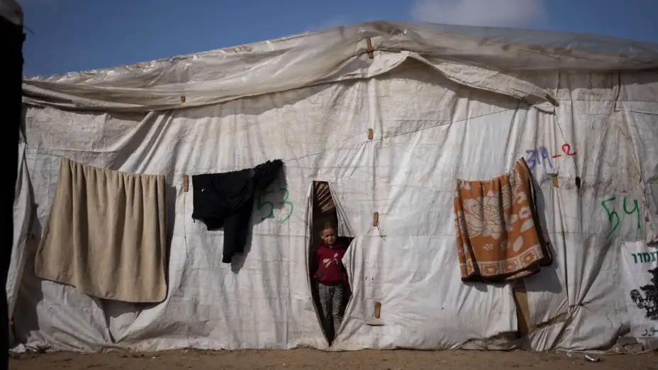 Niña palestina desplazada por combates en la Franja de Gaza.