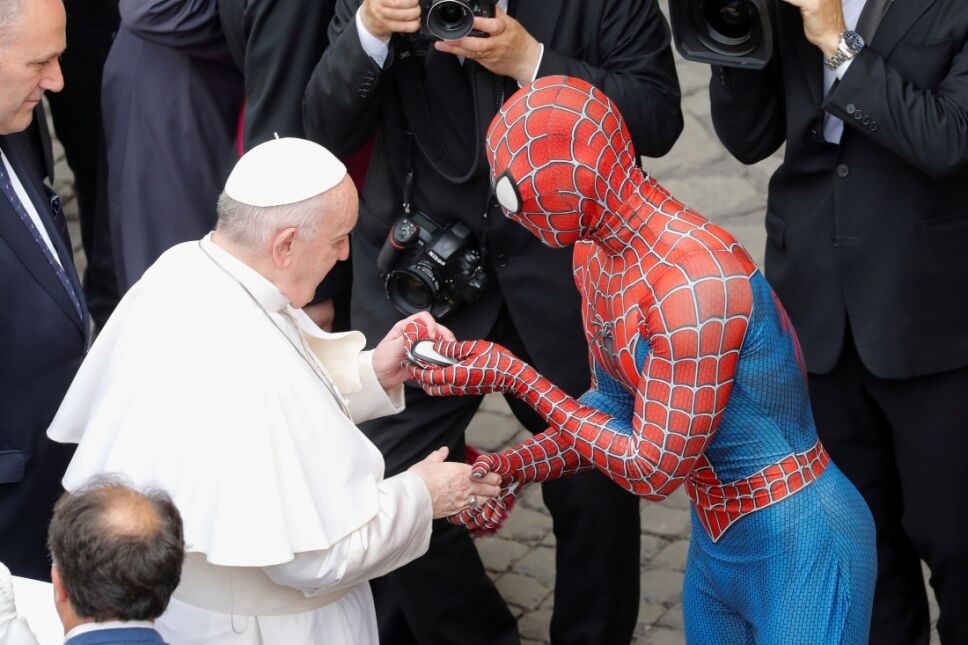Spider Man le entregó un presente al Papa Francisco.jpg
