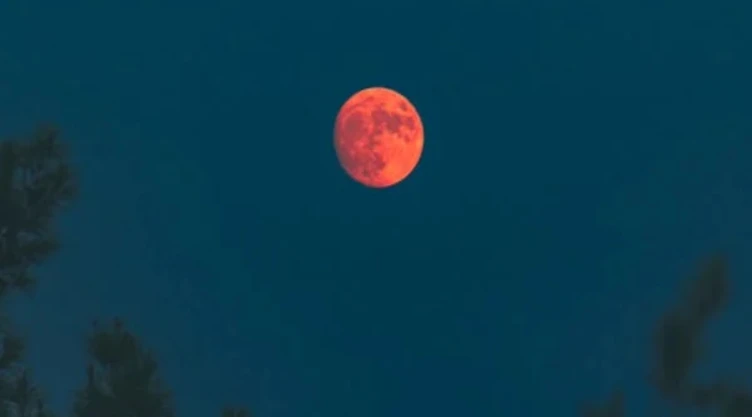 Eclipse-lunar-total-2025-la-razón-científica-por-la-que-la-luna-cambiara-a-color-rojo