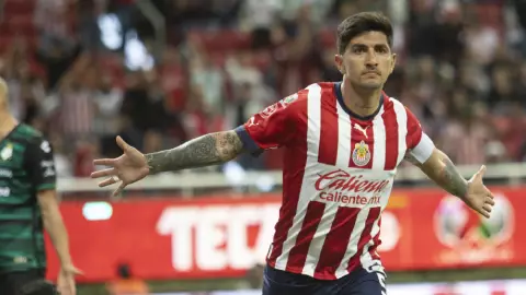 Víctor Guzmán marca el primero de Chivas 