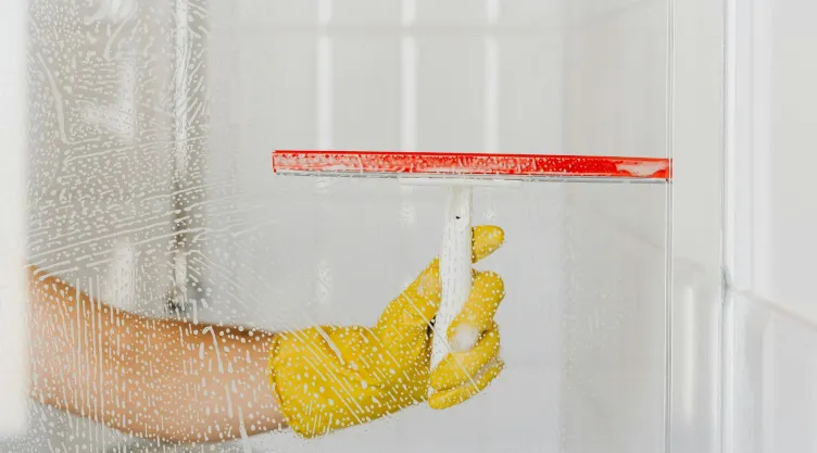 ¿Cómo limpiar el sarro y jabón pegados en la mampara del baño? ¡Toma nota!