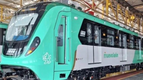 Lista de las estaciones que tendrá la Línea 6 del Metro de Monterrey para ser la más grande de América. En la imagen se observa a uno de los trenes del Metro de Monterrey antes de iniciar su viaje.