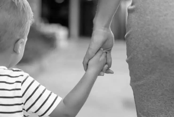 Detiene a sujeto que sustrajo a una menor en plaza comercial