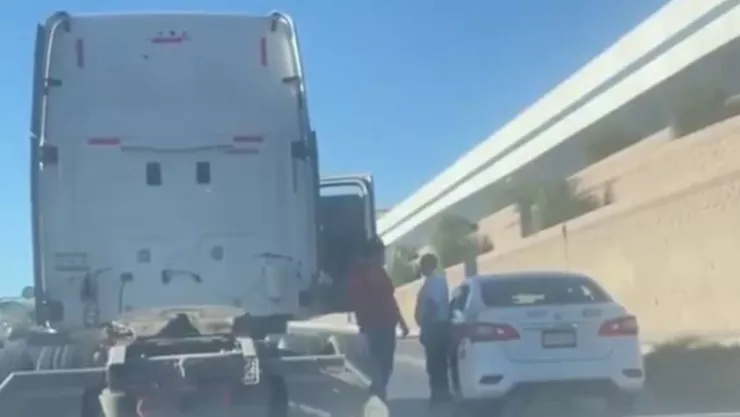 Violencia vial: trailero golpea a taxista en plena carretera de Tijuana