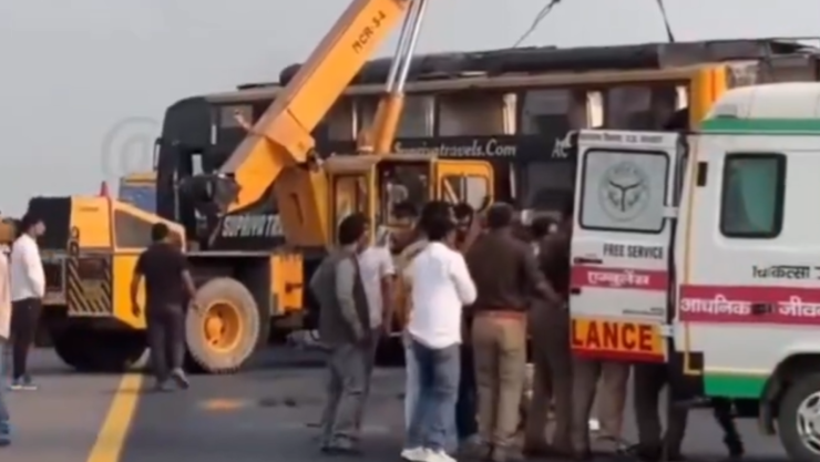 Autobús se vuelca en la India.png