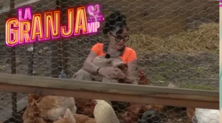 Las gallinas son la mejor terapia de Lola Cortés en La Granja VIP.