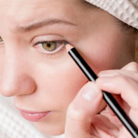 /estilo-de-vida/eyeliner-café-realzar-mirada-después-50-año