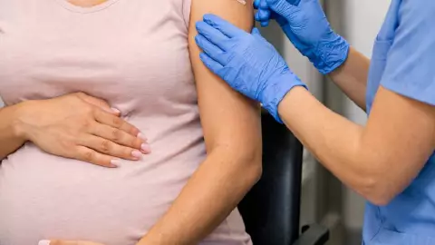 ¡Alerta! ¿Mujeres embarazadas no deben VACUNARSE contra el SARAMPIÓN?; esto se sabe