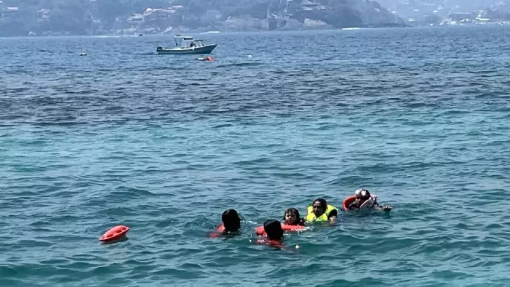 Rescatan a familia arrastrada por la corriente en Playa Las Gatas