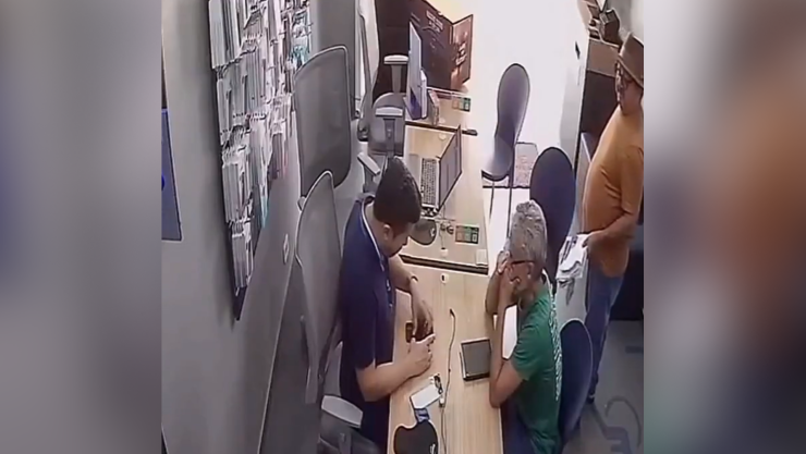 Apuñala a un empleado.png