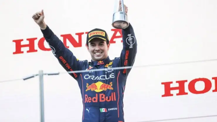 Checo Pérez cumple el sueño de un pequeño fan en Guadalajara