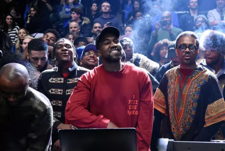 Kanye West ha puesto a la venta sus Yeezy Pods, sus nuevos tenis-calcetas