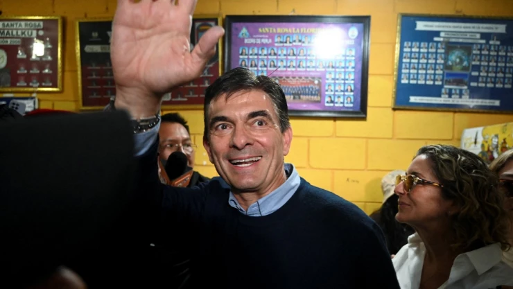 elecciones_bolivia_2025_rodrigo_raz_alza_mano_