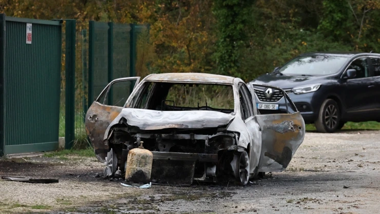 Imagen del coche calcinado del conductor que atropelló a peatones y ciclistas en Saint-Pierre-d’Oléron, en la isla turística francesa de Île d’Oléron, frente a la costa atlántica de Francia , el 5 de noviembre de 2025