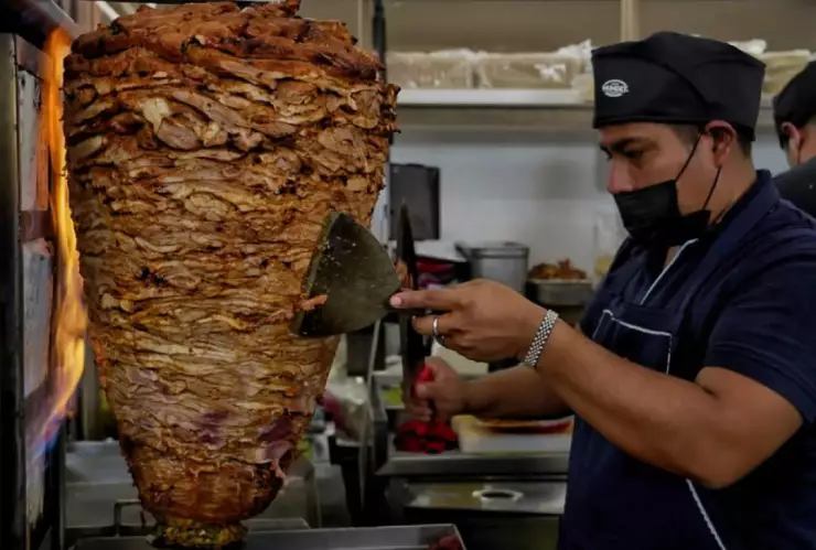 Una taquería se encargó de preparar 6,200 tacos de pastor para romper un Récord Guinness de la mayor cantidad de tacos servidos en una hora.