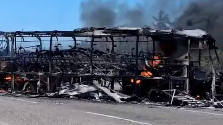 Camion calcinado en Mazatlán