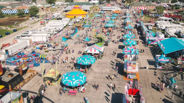 una vista panorámica de la emocionante feria