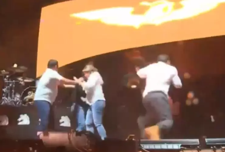 VIDEO Así colapsó el escenario en el que se encontraba Álvarez Máynez y Lorenia Canavati