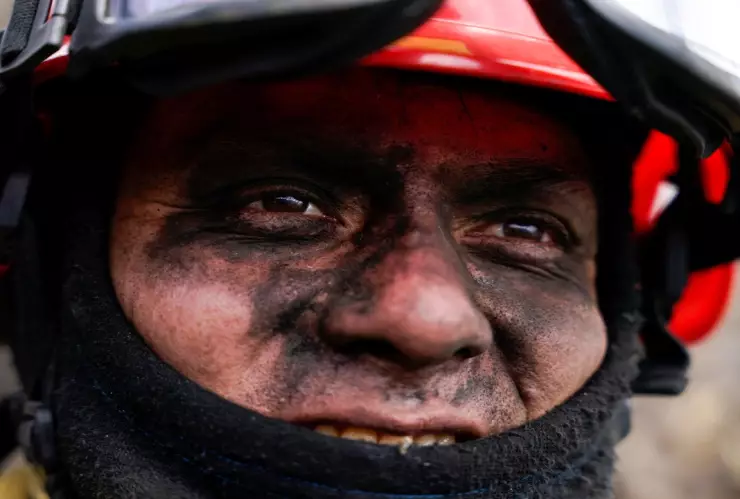Los bomberos luchan contra un incendio forestal en un parque nacional en Cuenca