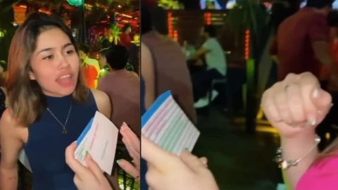 joven estudia en bar