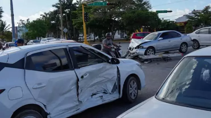 ¡Mañana con choque! Se registra fuerte accidente en la avenida Andrés Quintana Roo y genera fuerte tráfico en Cancún