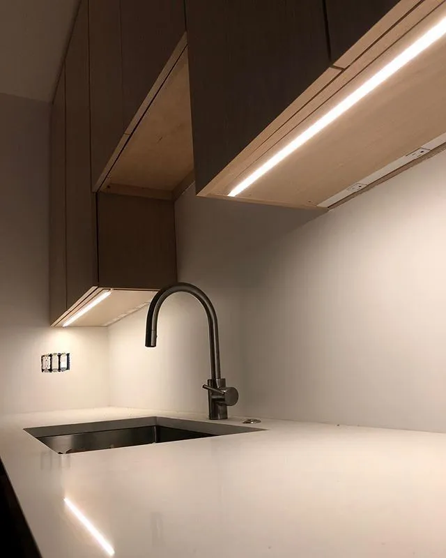 3 ideas para poner luces LED en la alacena de la cocina sin instalar cableado: se verá moderno