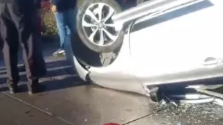 VIDEO: Auto volcó sobre la autopista México–Puebla hoy; caos vial en San Felipe Hueyotlipan