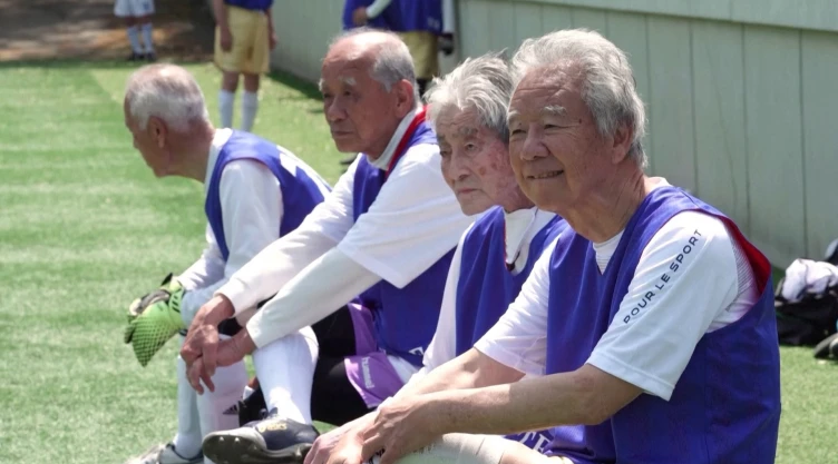 ¡Viejos los cerros! Japón presume liga de futbol para jugadores mayores de 80 años.