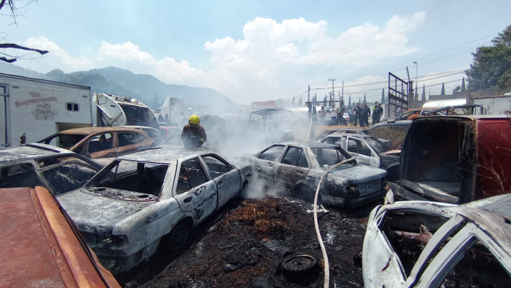 Incendio en corralón de Huitzilac deja ocho vehículos calcinados.