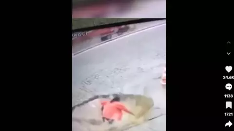 Mujer cae en socavón