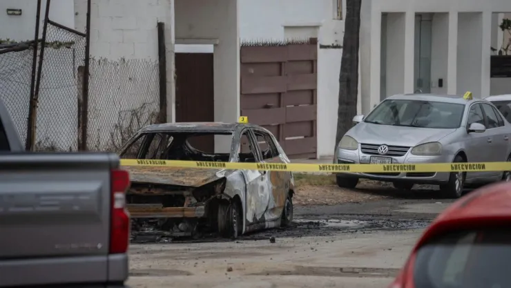Autos de la FGE en Tijuana son incendiados hoy 21 de septiembre.jpg
