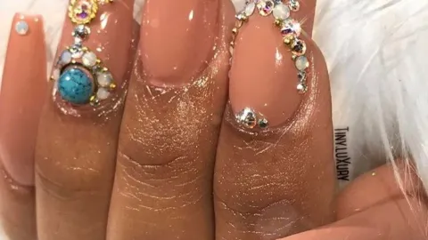 7 diseños de uñas acrílicas largas con piedritas: se ven elegantes y sofisticadas