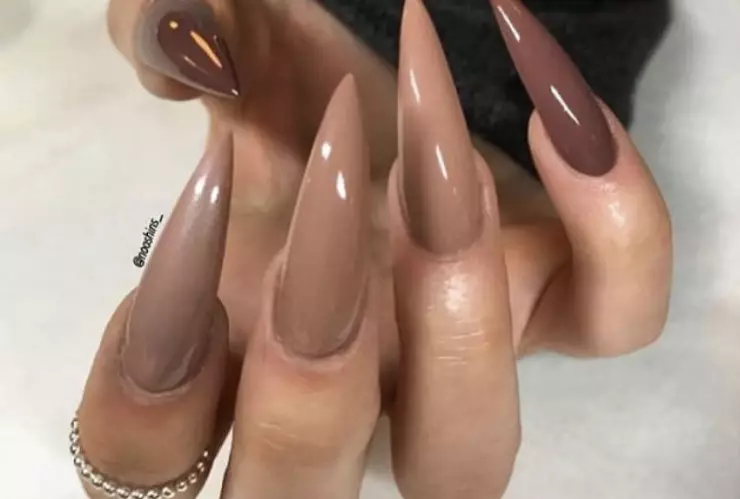 6 diseños de uñas tipo stiletto para looks extravagantes y fuera de lo común