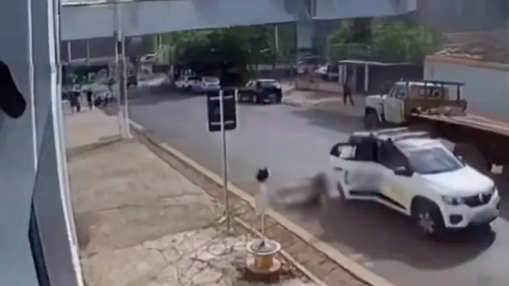 Mujer salta de taxi para no pagarle al conductor. (1).jpg