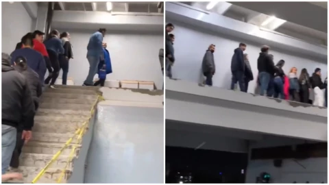 Personas en el Metro de CDMX cruzaron por escaleras sin barandal.