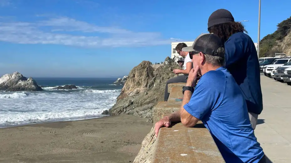 Gente mira las olas luego de un terremoto en California, EU.