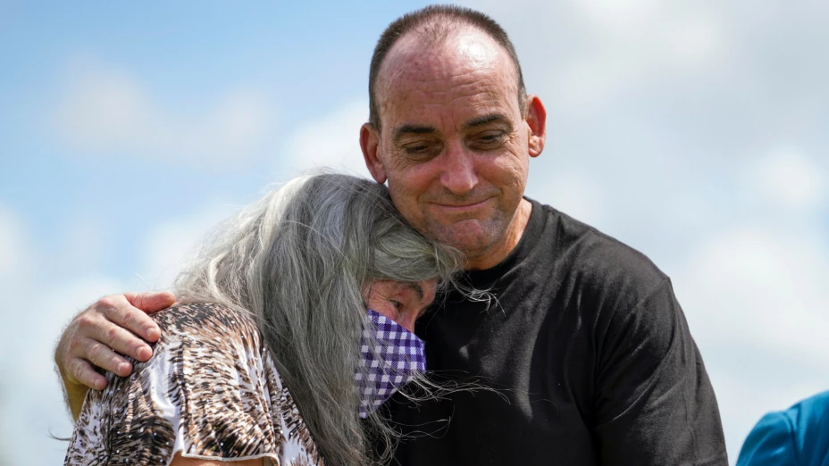 Robert Duboise abraza a su madre