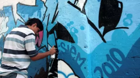 Obligarán a grafiteros a pintar bardas dañadas