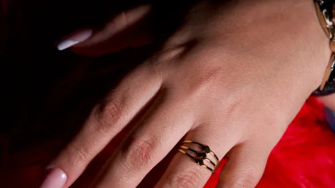 El significado de que se te caiga un anillo o joyería
