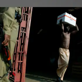 Un trabajador saca drogas confiscadas en Lagos, Nigeria.