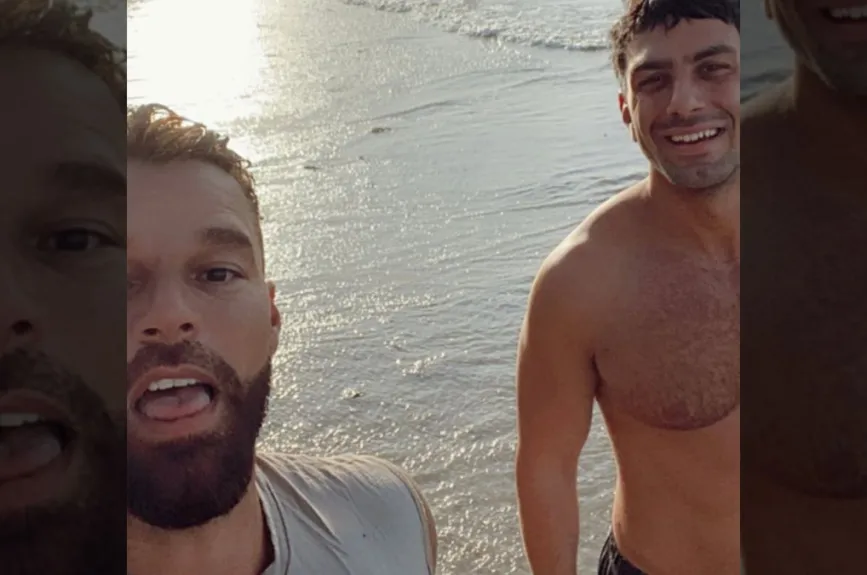 Ricky Martin y su pareja en el mar.jpg