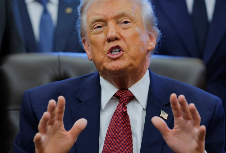 El presidente de Estados Unidos, Donald Trump hablando desde la oficina oval en Washington D.C.