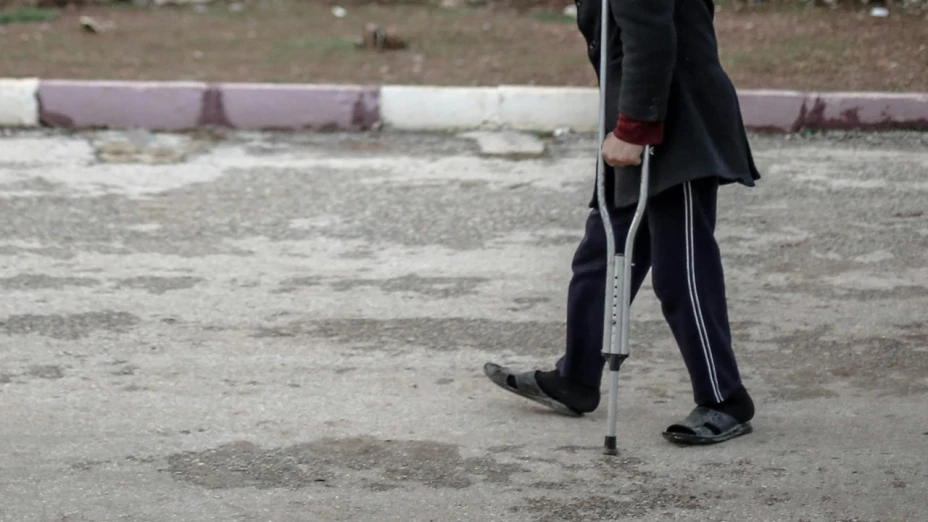 hombre finge muletas bjs