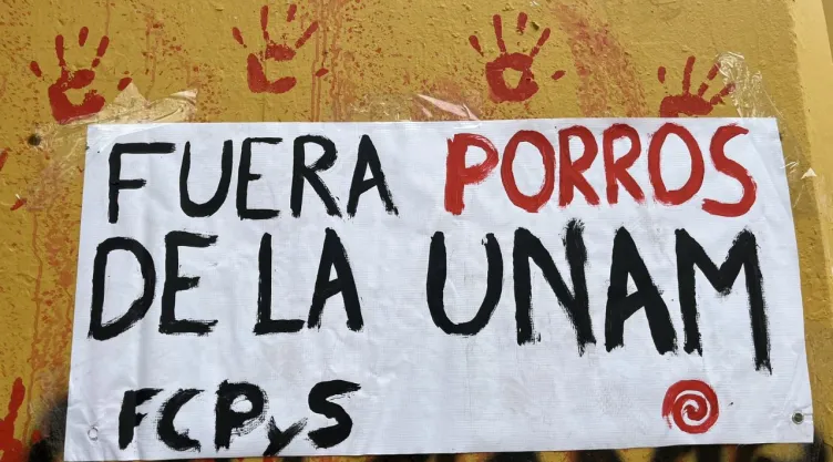 Frase “Fuera porro de la UNAM” sobre una cartulina