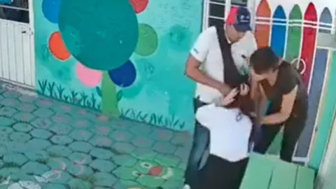 VIDEO Golpean a maestra en escuela de Cuautitlán Izcalli