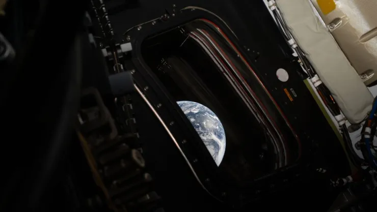 Astronautas mandan foto de la Tierra mientras ajustan su ruta a la Luna