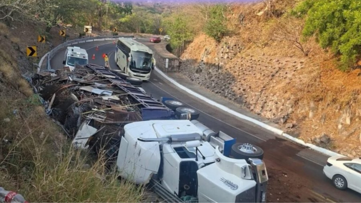 Volcadura de tráiler provoca cierre parcial en la autopista Puente de Ixtla–Iguala.
