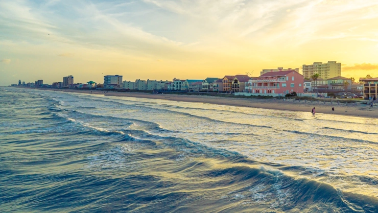 la costa de South Padre Island en un bonito atardecer.